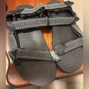 5/$25 Black Ozark Trail‎ sandals